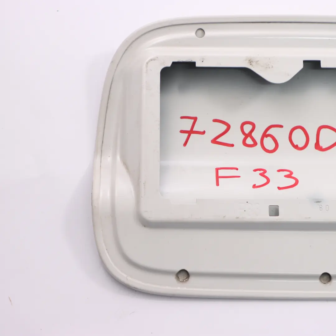 Tappo coperchio sportello carburante bianco minerale metallizzato A96 per BMW F33 con numero di parte 7286002 BMW F33 Tappo coperchio sportello carburante bianco minerale metallizzato A96 - SKU 7286002-MW - Numero di parte 7286002