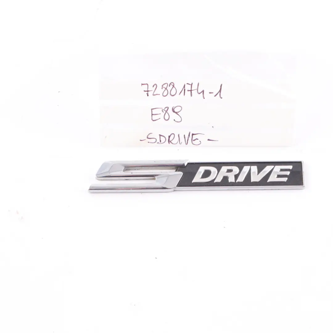 N20 Emblema Badge Lettering SDrive 20i Bordo con logo per BMW Z4 E89 con numero di parte 7288174 BMW Z4 E89 N20 Emblema Badge Lettering SDrive 20i Bordo con logo - SKU 7288174 - Numero di parte 7288174