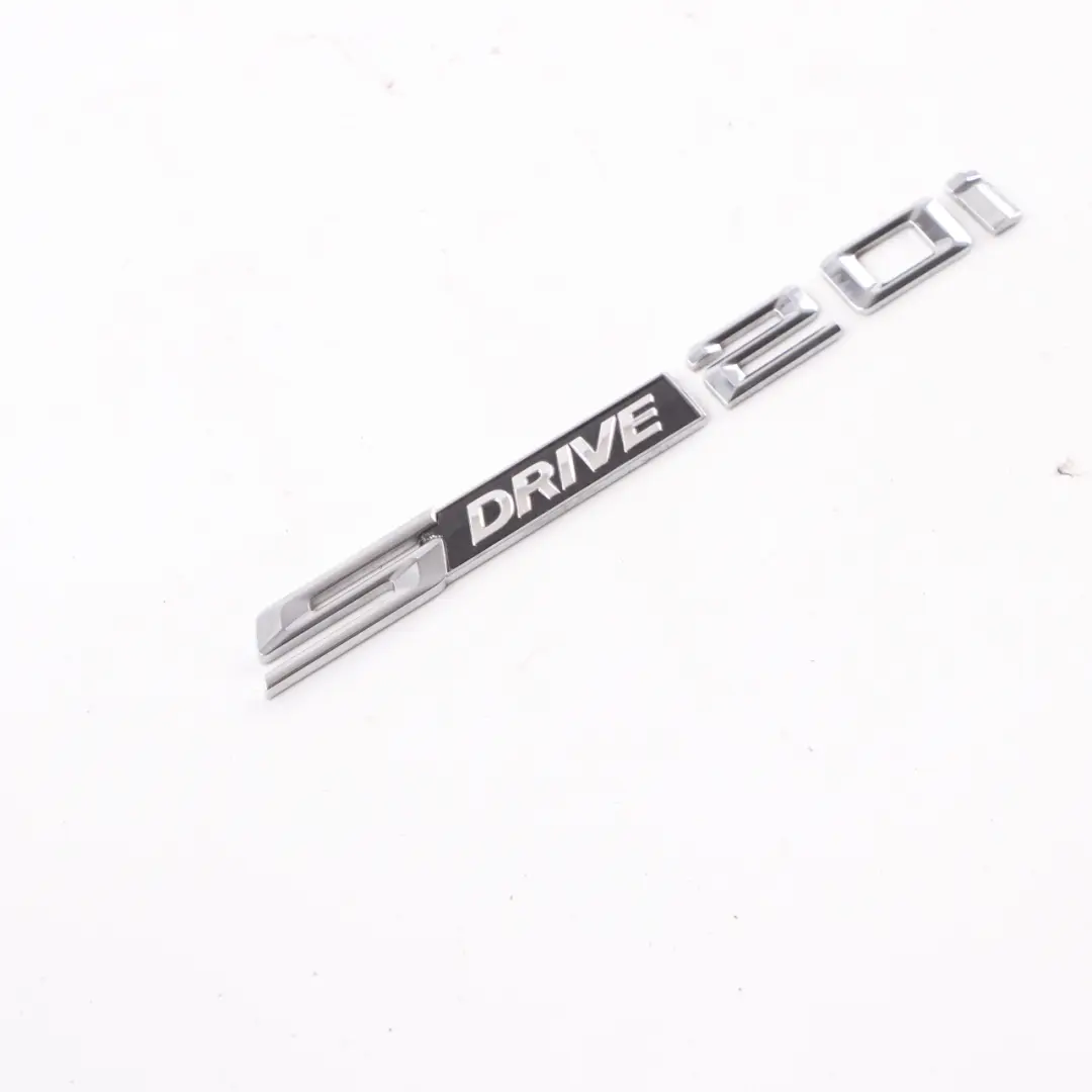 N20 Emblema Badge Lettering SDrive 20i Bordo con logo per BMW Z4 E89 con numero di parte 7288174 BMW Z4 E89 N20 Emblema Badge Lettering SDrive 20i Bordo con logo - SKU 7288174 - Numero di parte 7288174