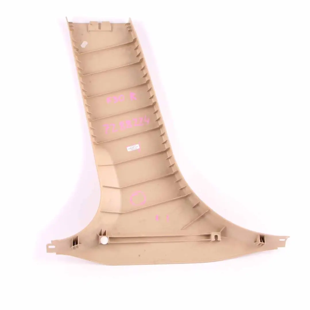 Tapa Columna B Inferior Derecha Veneto Beige 7221002 para BMW F30 F31 F80 M3 con número de pieza 7288224 BMW F30 F31 F80 M3 Tapa Columna B Inferior Derecha Veneto Beige 7221002 - SKU 7288224 - Número de pieza 7288224