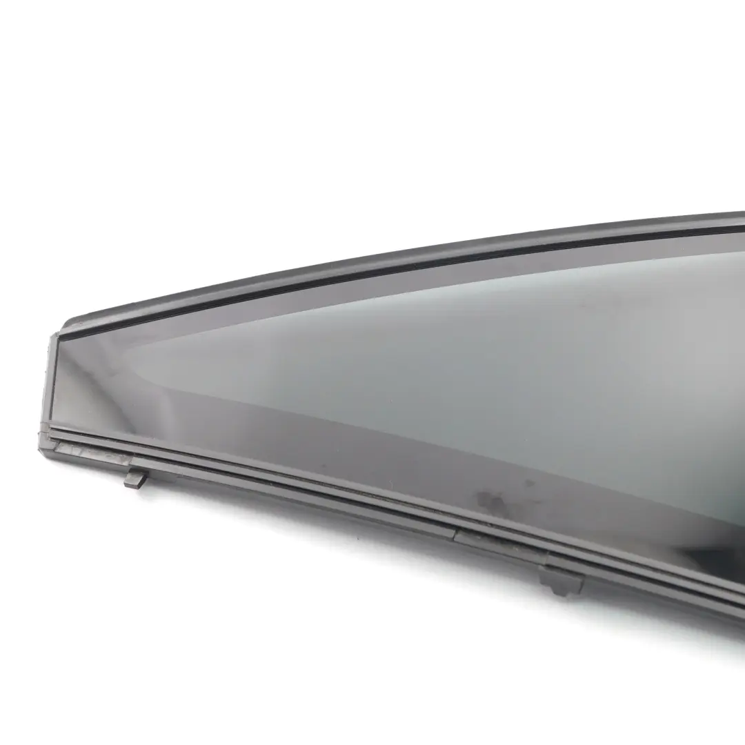 Vetro finestrino fisso posteriore destro Triangolo Nero AS3 per BMW X5 F15 con numero di parte 7289686 BMW X5 F15 Vetro finestrino fisso posteriore destro Triangolo Nero AS3 - SKU 7289686 - Numero di parte 7289686