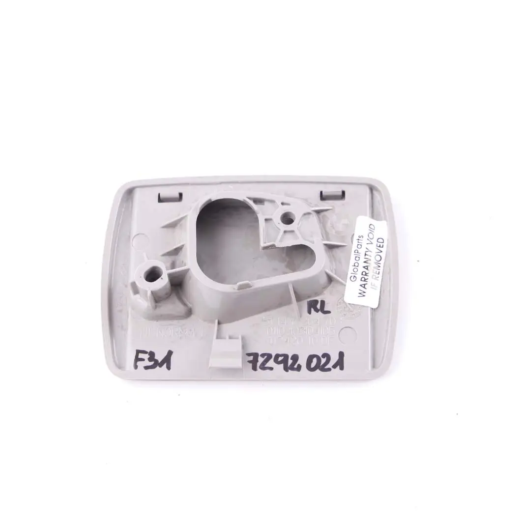 Couvercle montage filet d'espace chargement gauche Everest Grey 7264703 pour BMW F31 à propos du numéro de pièce 7292021 BMW F31 Couvercle montage filet d'espace chargement gauche Everest Grey 7264703 - SKU 7292021 - Numéro de pièce 7292021