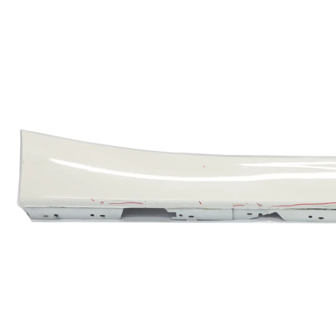 Striscia davanzale Gonna laterale destra Pannello Alpinweiss - 300 per BMW F20 con numero di parte 7293554 BMW F20 Striscia davanzale Gonna laterale destra Pannello Alpinweiss - 300 - SKU 7293554-AW5 - Numero di parte 7293554