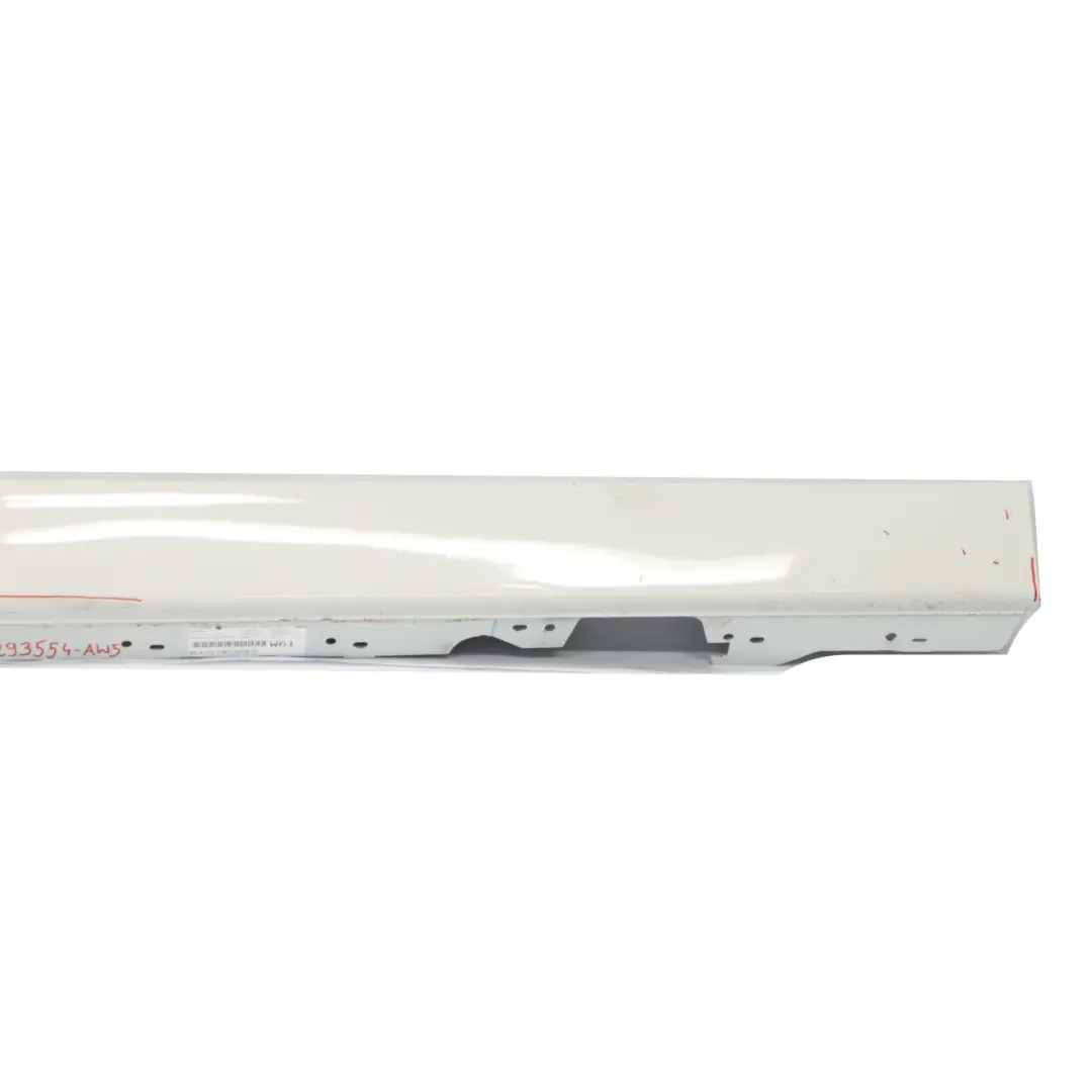Striscia davanzale Gonna laterale destra Pannello Alpinweiss - 300 per BMW F20 con numero di parte 7293554 BMW F20 Striscia davanzale Gonna laterale destra Pannello Alpinweiss - 300 - SKU 7293554-AW5 - Numero di parte 7293554
