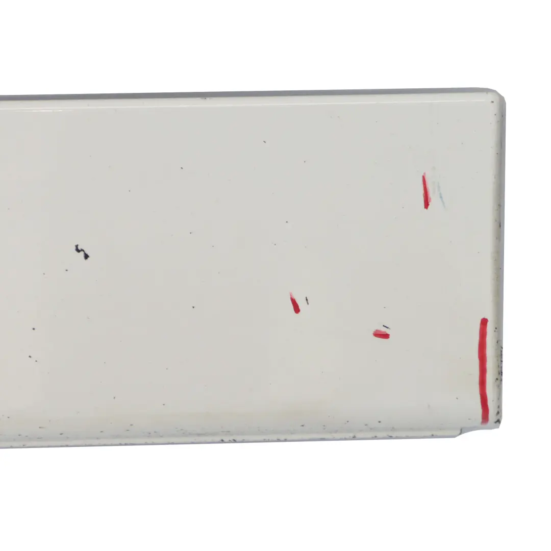 Striscia davanzale Gonna laterale destra Pannello Alpinweiss - 300 per BMW F20 con numero di parte 7293554 BMW F20 Striscia davanzale Gonna laterale destra Pannello Alpinweiss - 300 - SKU 7293554-AW5 - Numero di parte 7293554