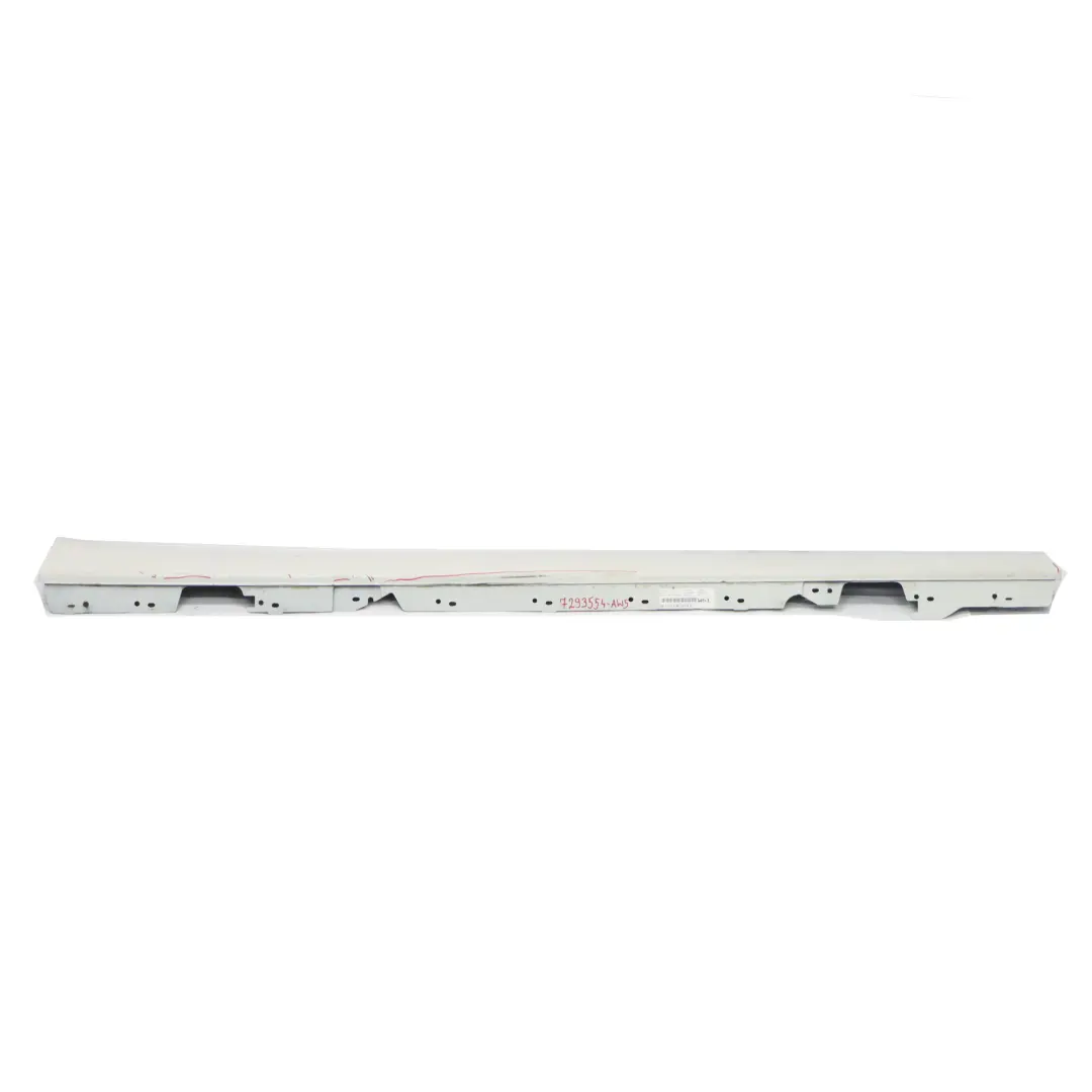 Striscia davanzale Gonna laterale destra Pannello Alpinweiss - 300 per BMW F20 con numero di parte 7293554 BMW F20 Striscia davanzale Gonna laterale destra Pannello Alpinweiss - 300 - SKU 7293554-AW5 - Numero di parte 7293554