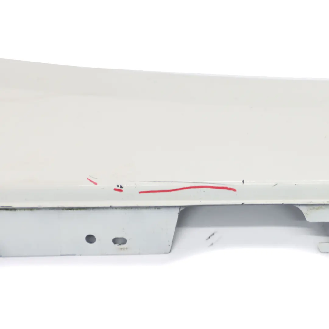 Striscia davanzale Gonna laterale destra Pannello Alpinweiss - 300 per BMW F20 con numero di parte 7293554 BMW F20 Striscia davanzale Gonna laterale destra Pannello Alpinweiss - 300 - SKU 7293554-AW5 - Numero di parte 7293554