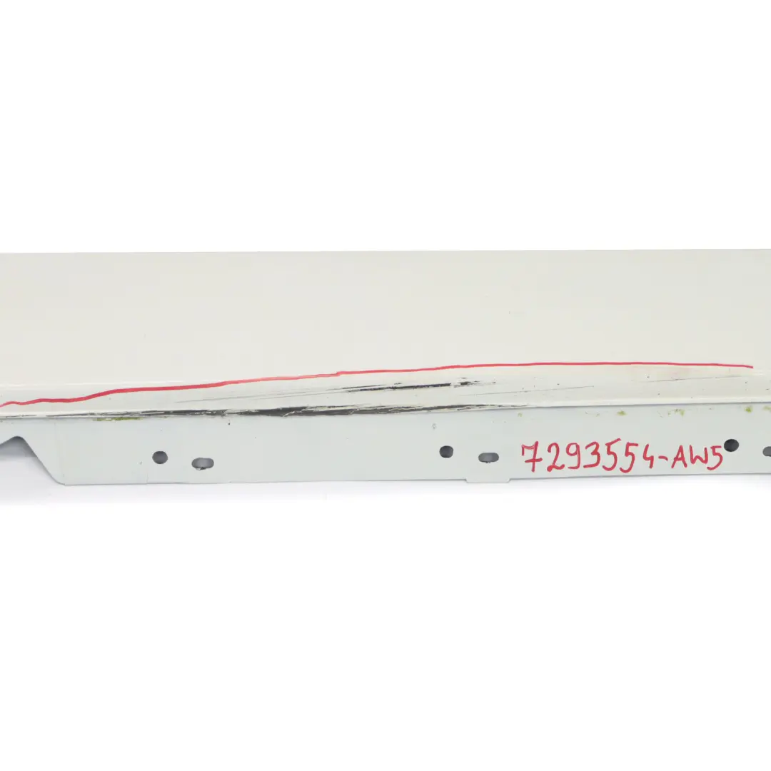 Striscia davanzale Gonna laterale destra Pannello Alpinweiss - 300 per BMW F20 con numero di parte 7293554 BMW F20 Striscia davanzale Gonna laterale destra Pannello Alpinweiss - 300 - SKU 7293554-AW5 - Numero di parte 7293554
