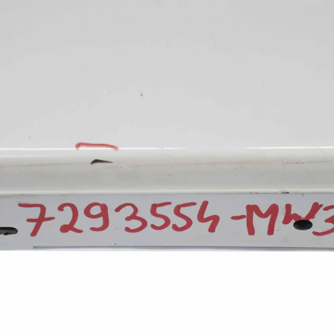 Striscia davanzale Gonna laterale destra Mineralweiss Mineral White A96 per BMW F20 con numero di parte 7293554 BMW F20 Striscia davanzale Gonna laterale destra Mineralweiss Mineral White A96 - SKU 7293554-MW3 - Numero di parte 7293554
