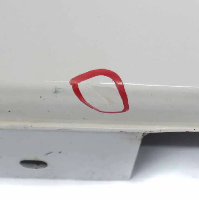 Sill Strip Faldón Lateral Derecho Mineralweiss Blanco Mineral A96 para BMW F20 con número de pieza 7293554 BMW F20 Sill Strip Faldón Lateral Derecho Mineralweiss Blanco Mineral A96 - SKU 7293554-MW3 - Número de pieza 7293554