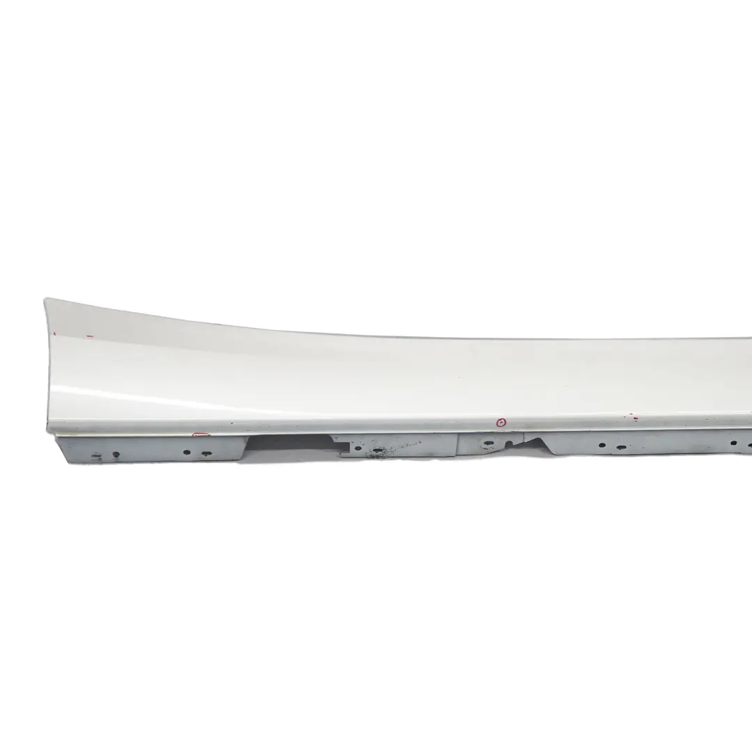 Sill Strip Faldón Lateral Derecho Mineralweiss Blanco Mineral - A96 para BMW F20 con número de pieza 7293554 BMW F20 Sill Strip Faldón Lateral Derecho Mineralweiss Blanco Mineral - A96 - SKU 7293554-MW4 - Número de pieza 7293554