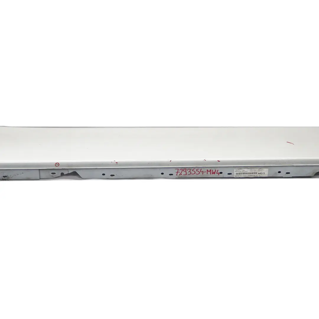 Sill Strip Faldón Lateral Derecho Mineralweiss Blanco Mineral - A96 para BMW F20 con número de pieza 7293554 BMW F20 Sill Strip Faldón Lateral Derecho Mineralweiss Blanco Mineral - A96 - SKU 7293554-MW4 - Número de pieza 7293554