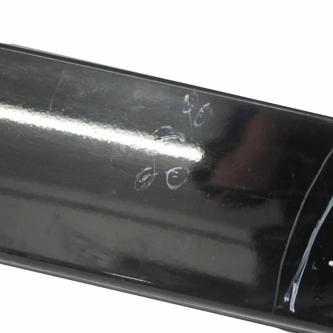 Sill Strip Faldon Lateral Derecho Panel Schwarz 2 - 668 para BMW F20 con número de pieza 7293554 BMW F20 Sill Strip Faldon Lateral Derecho Panel Schwarz 2 - 668 - SKU 7293554-SCH3 - Número de pieza 7293554