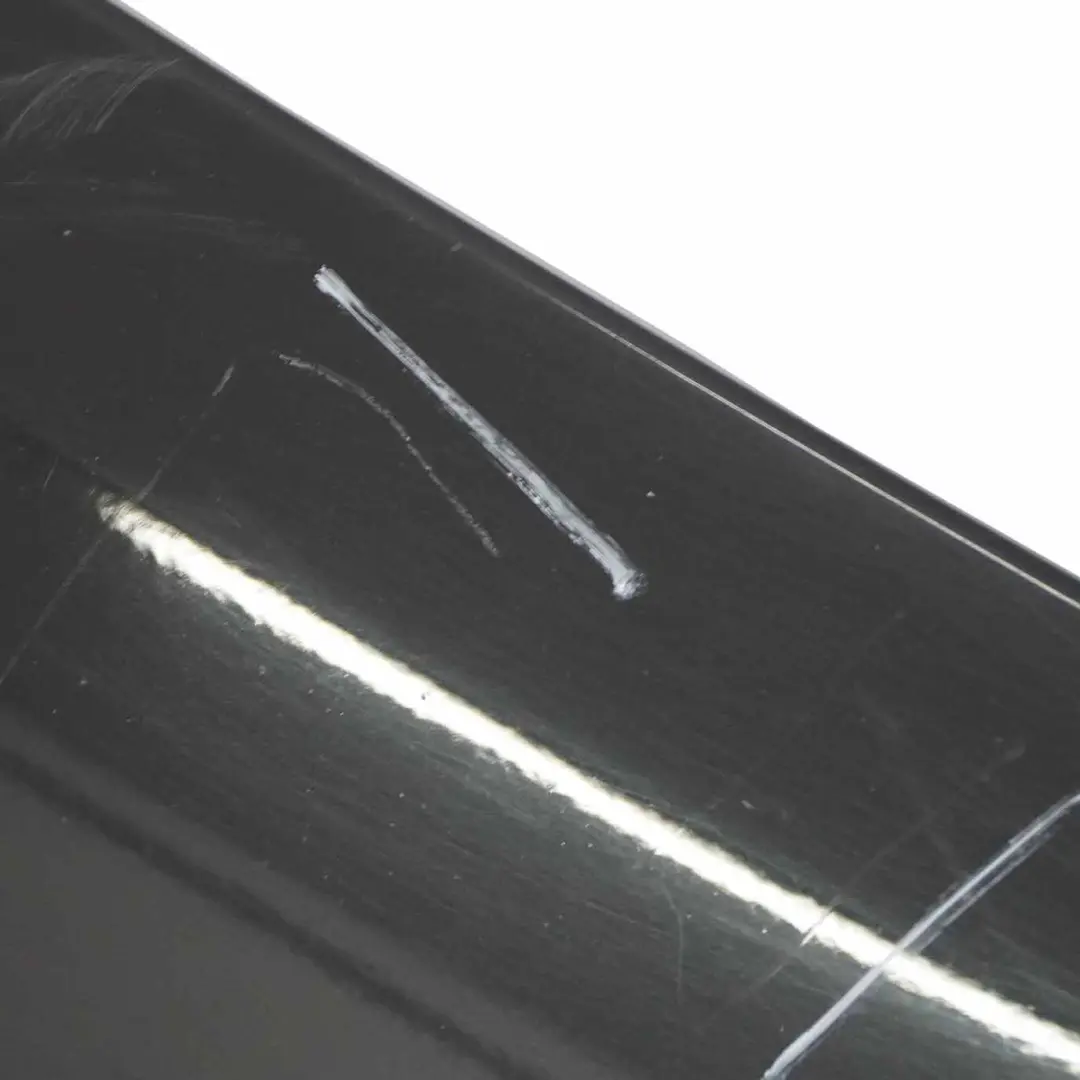 Striscia Davanzale Gonna Laterale Destra Pannello Schwarz 2 - 668 per BMW F20 con numero di parte 7293554 BMW F20 Striscia Davanzale Gonna Laterale Destra Pannello Schwarz 2 - 668 - SKU 7293554-SCH3 - Numero di parte 7293554