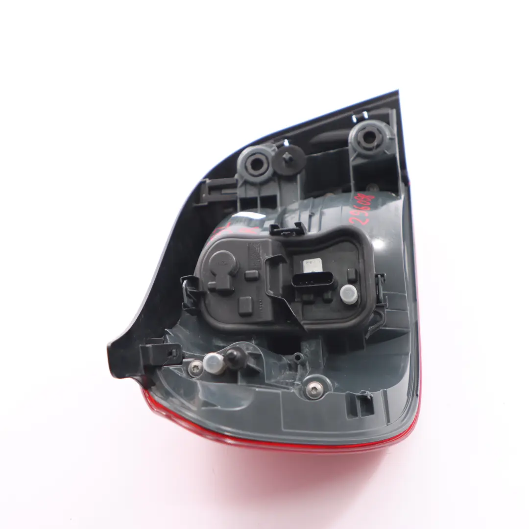 Luce posteriore pannello laterale destro Lampada per BMW F32 F33 F36 F82 M4 con numero di parte 7296098 BMW F32 F33 F36 F82 M4 Luce posteriore pannello laterale destro Lampada - SKU 7296098 - Numero di parte 7296098