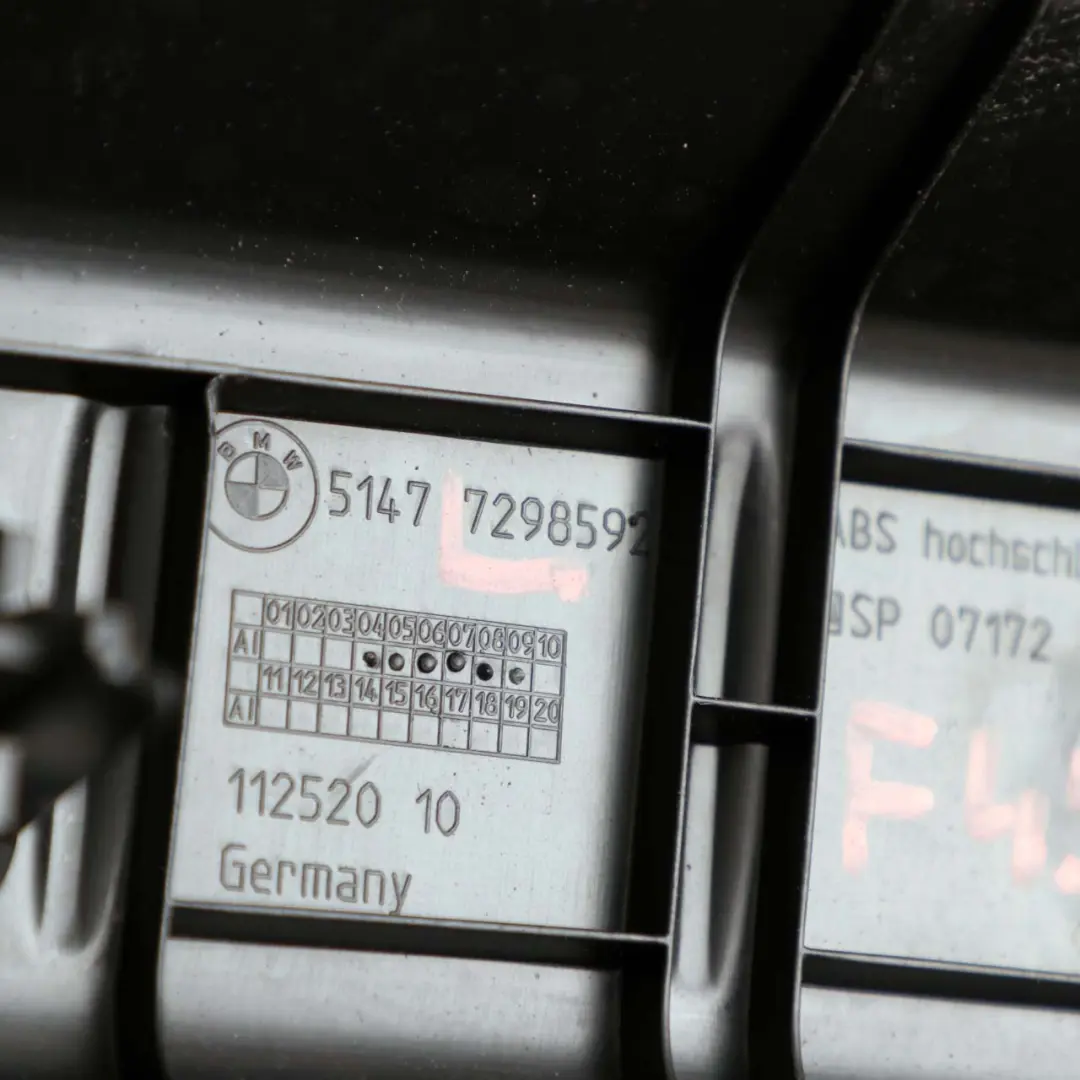 Osłona Pasa Progu Bagażnika Czarny do BMW F45 o numerze 7298592 BMW F45 Osłona Pasa Progu Bagażnika Czarny - SKU 7298592 - Numer Części 7298592