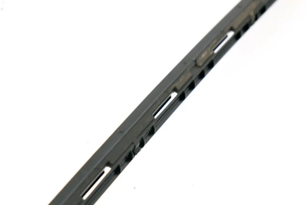 Listwa Boczna Lewa Mocowanie do MINI Cooper F56 o numerze 7300023 MINI Cooper F56 Listwa Boczna Lewa Mocowanie - SKU 7300023 - Numer Części 7300023