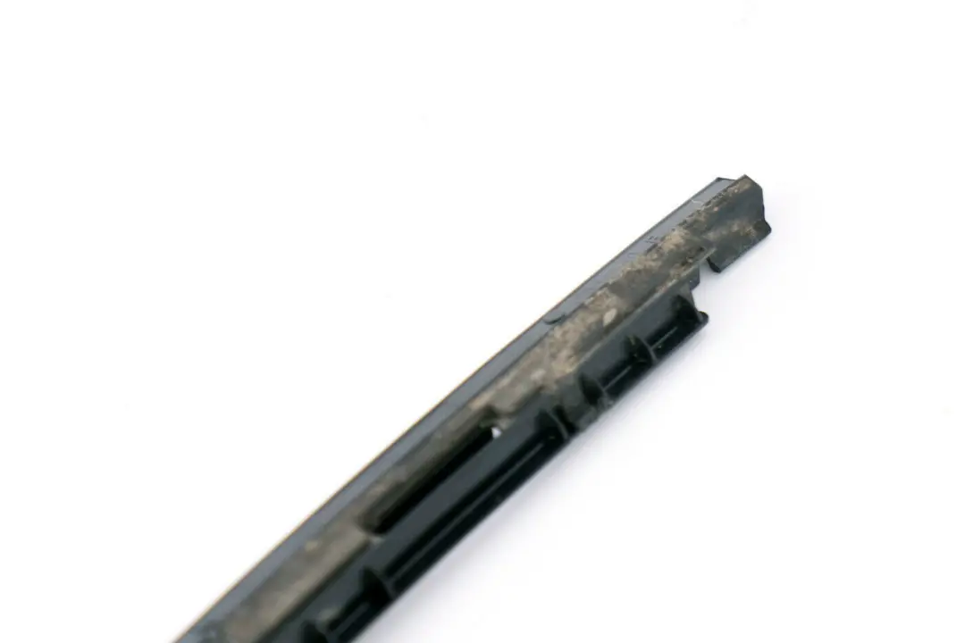 Retencion Tira Recorte Panel Lateral Trasero Izquierdo para Mini Cooper F56 con número de pieza 7300023 Mini Cooper F56 Retencion Tira Recorte Panel Lateral Trasero Izquierdo - SKU 7300023 - Número de pieza 7300023