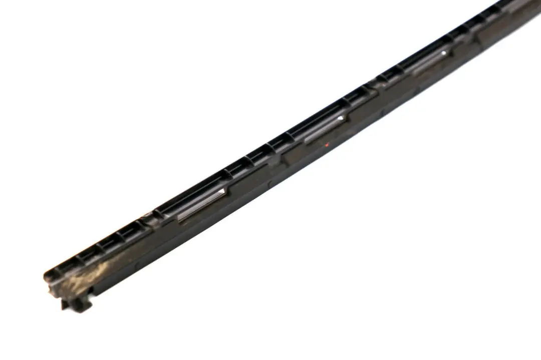 Retencion Tira Recorte Panel Lateral Trasero Derecho para Mini Cooper F56 con número de pieza 7300024 Mini Cooper F56 Retencion Tira Recorte Panel Lateral Trasero Derecho - SKU 7300024 - Número de pieza 7300024