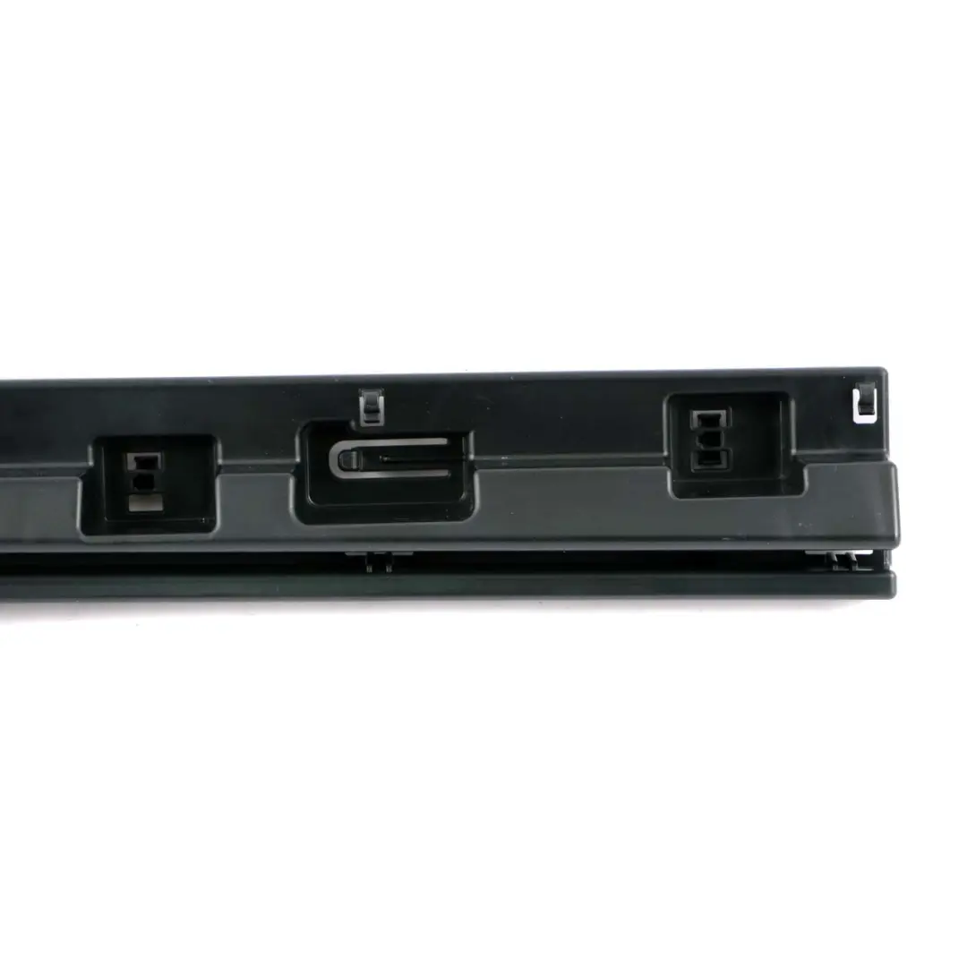 Destra Striscia della soglia della gonna Porta targa anteriore per BMW F45 F46 con numero di parte 7301940 BMW F45 F46 Destra Striscia della soglia della gonna Porta targa anteriore - SKU 7301940 - Numero di parte 7301940