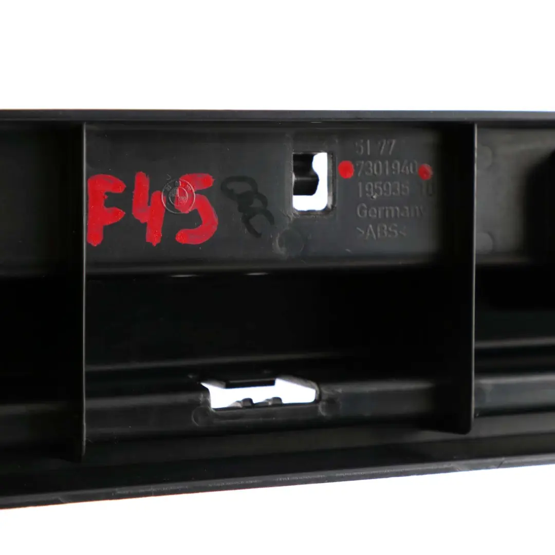 Destra Striscia della soglia della gonna Porta targa anteriore per BMW F45 F46 con numero di parte 7301940 BMW F45 F46 Destra Striscia della soglia della gonna Porta targa anteriore - SKU 7301940 - Numero di parte 7301940