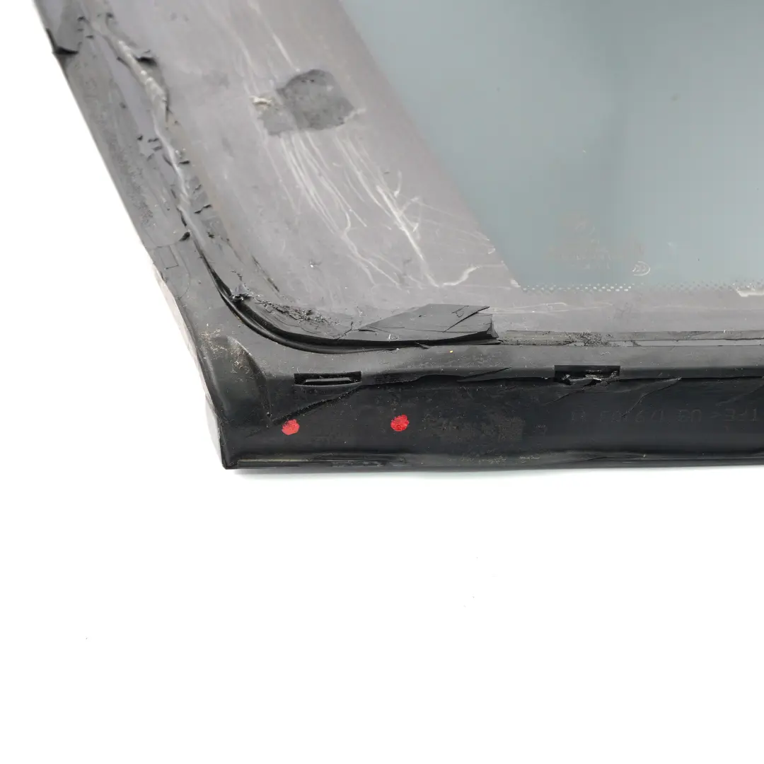 Vetro laterale fisso posteriore destro AS3 Striscia nera per BMW X5 F15 con numero di parte 7305772 BMW X5 F15 Vetro laterale fisso posteriore destro AS3 Striscia nera - SKU 7305772 - Numero di parte 7305772