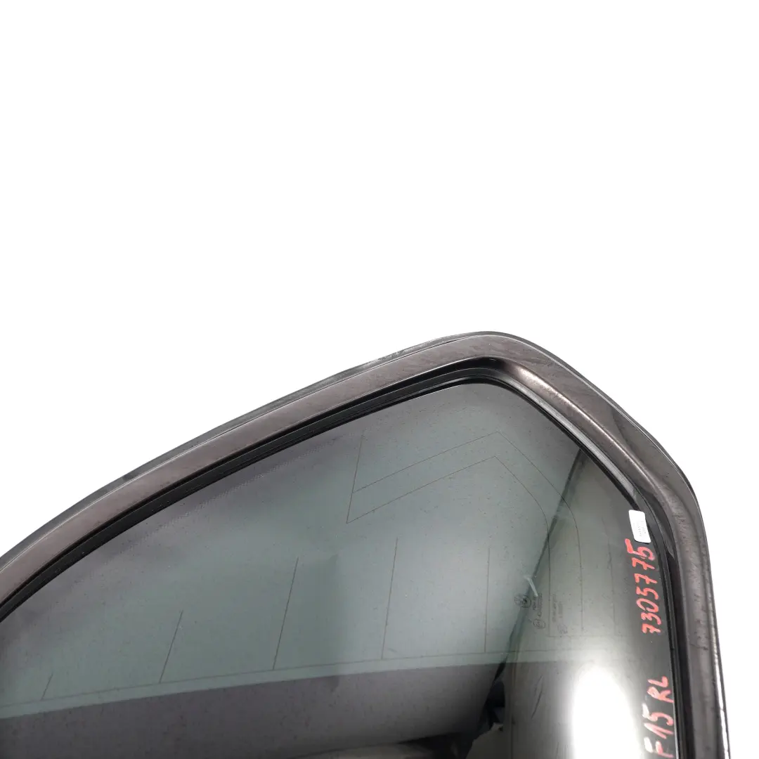 Vetro laterale fisso posteriore sinistro AS3 Striscia nera per BMW X5 F15 con numero di parte 7305775 BMW X5 F15 Vetro laterale fisso posteriore sinistro AS3 Striscia nera - SKU 7305775 - Numero di parte 7305775