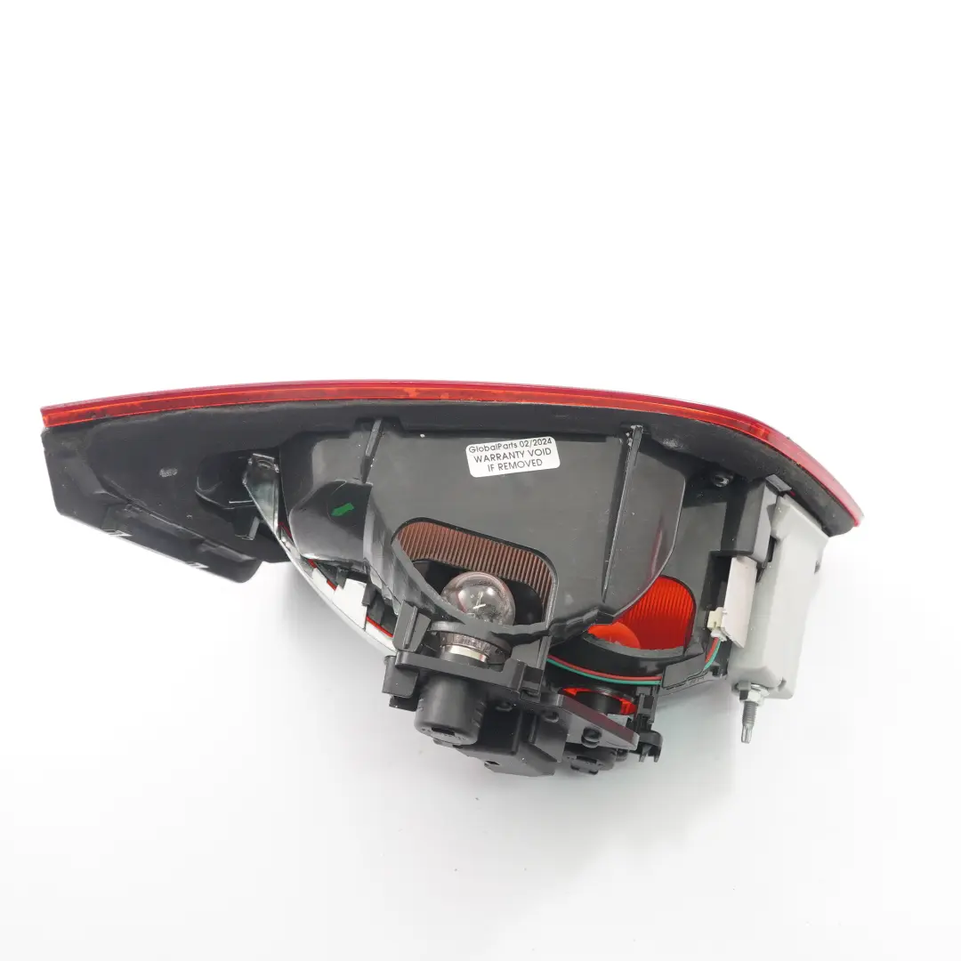 Lampa Prawy Tył Prawa Tylna W Klapę do BMW F45 o numerze 7311042 BMW F45 Lampa Prawy Tył Prawa Tylna W Klapę - SKU 7311042 - Numer Części 7311042