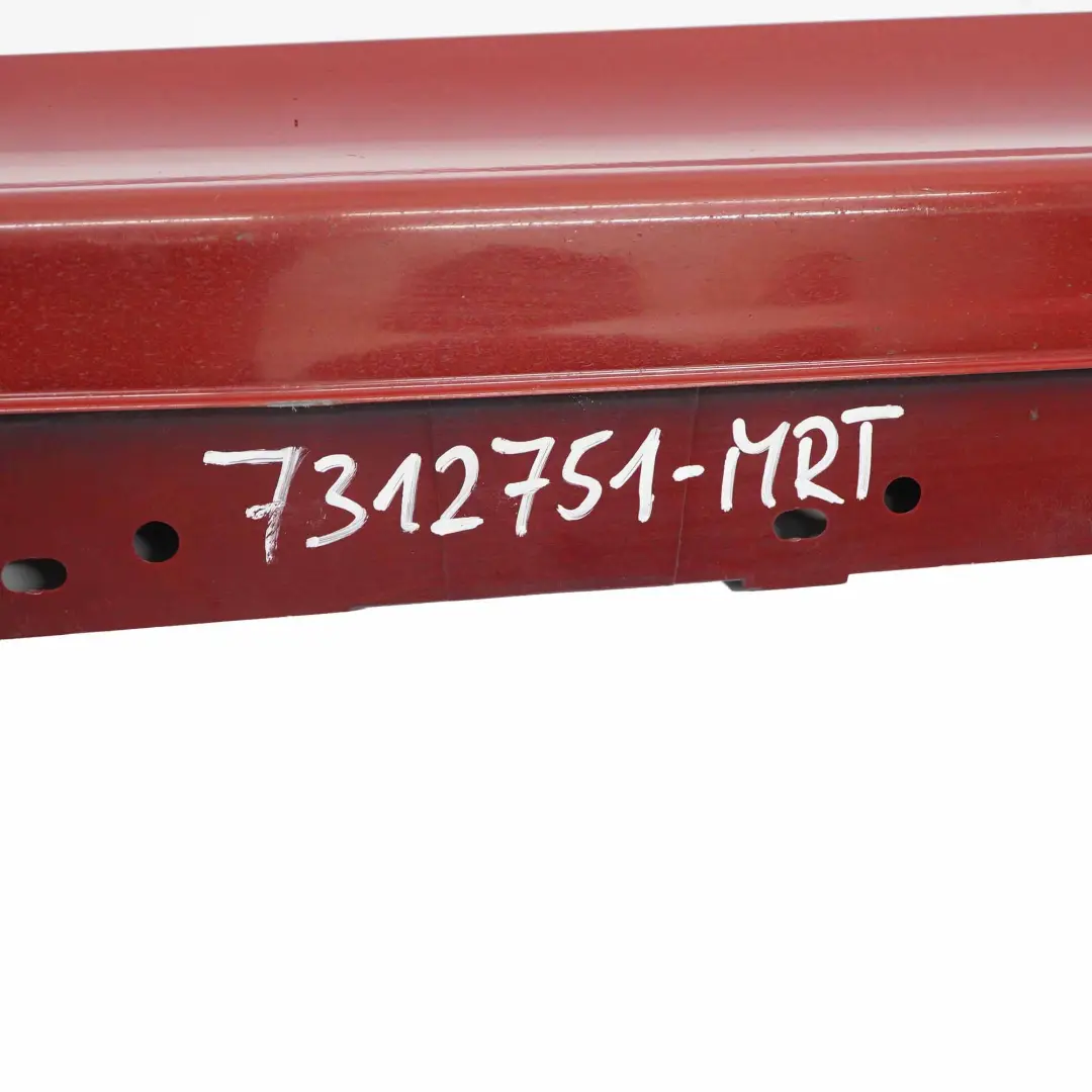 Striscia Davanzale Gonna Laterale Sinistra Melbourne Red - A75 per BMW F30 F31 con numero di parte 7312751 BMW F30 F31 Striscia Davanzale Gonna Laterale Sinistra Melbourne Red - A75 - SKU 7312751-MRT - Numero di parte 7312751