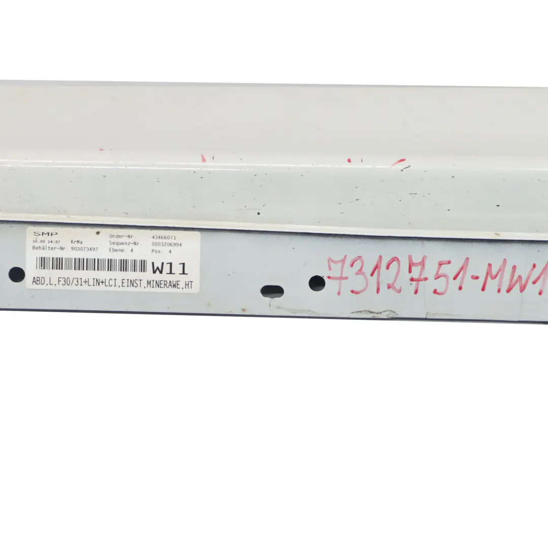Copertura della soglia di ingresso sinistra bianco minerale - A96 per BMW F30 F31 con numero di parte 7312751 BMW F30 F31 Copertura della soglia di ingresso sinistra bianco minerale - A96 - SKU 7312751-MW1 - Numero di parte 7312751