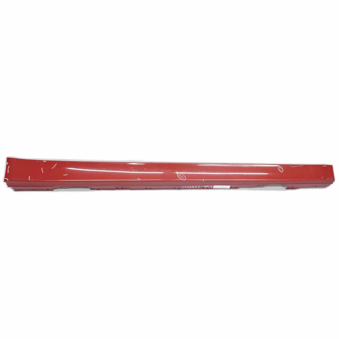 Faldon Lateral Derecho Melbourne Red Metallic - A75 para BMW F30 F31 con número de pieza 7312751 BMW F30 F31 Faldon Lateral Derecho Melbourne Red Metallic - A75 - SKU 7312752-MRT1 - Número de pieza 7312751