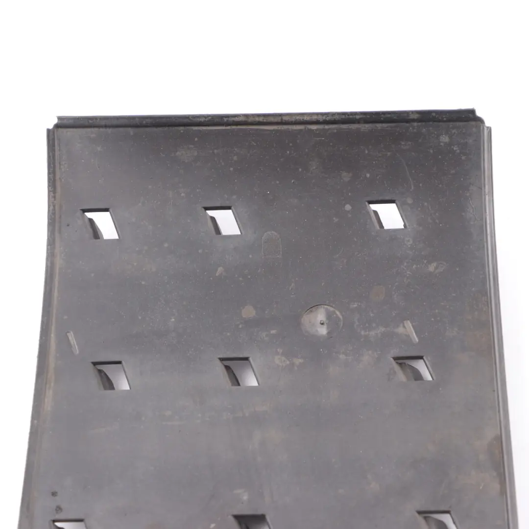 Cubierta Conducto Aire Escape Delantero Derecho para BMW F11 LCI F10 con número de pieza 7312834 BMW F11 LCI F10 Cubierta Conducto Aire Escape Delantero Derecho - SKU 7312834 - Número de pieza 7312834