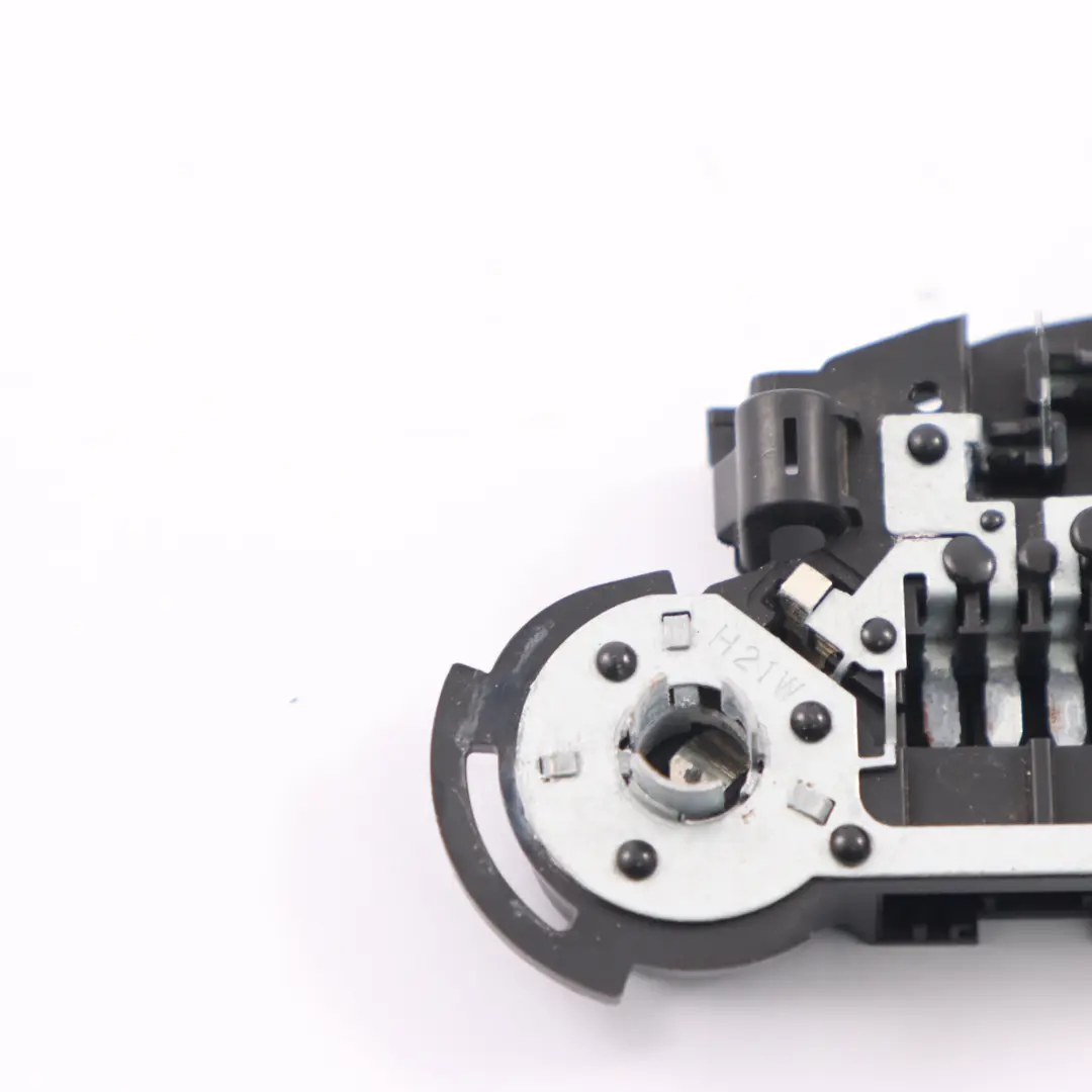 BMW F30 F31 Prise de courant du couvercle de coffre arriere gauche - SKU 7313059 - Numéro de pièce 7313059