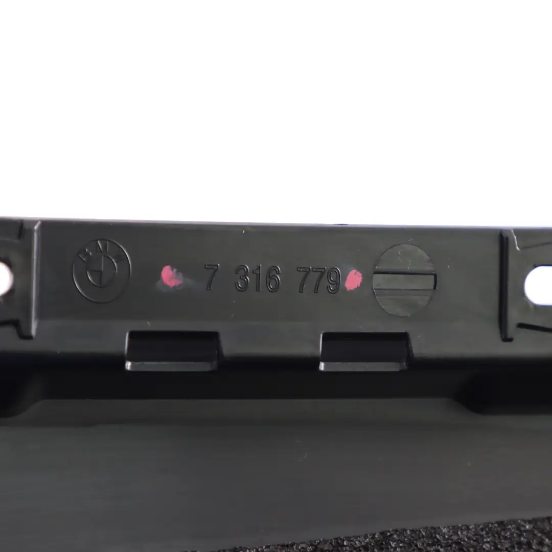 Tapa Columna Pilar B Puerta Trasera Izquierda Remate Tira para BMW F46 con número de pieza 7316779 BMW F46 Tapa Columna Pilar B Puerta Trasera Izquierda Remate Tira - SKU 7316779 - Número de pieza 7316779