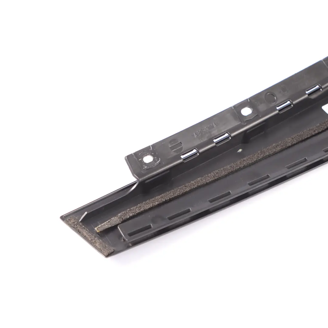 Tapa Columna Pilar B Puerta Trasera Derecha Remate Tira para BMW F46 con número de pieza 7316780 BMW F46 Tapa Columna Pilar B Puerta Trasera Derecha Remate Tira - SKU 7316780 - Número de pieza 7316780