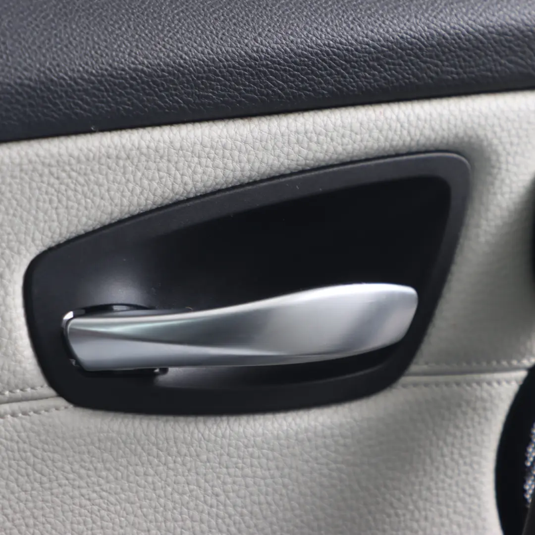 Scheda Porta Anteriore Sinistra Pannello Porta Pelle Boston Grigio Perla per BMW E88 con numero di parte 7318589 BMW E88 Scheda Porta Anteriore Sinistra Pannello Porta Pelle Boston Grigio Perla - SKU 7318589 - Numero di parte 7318589