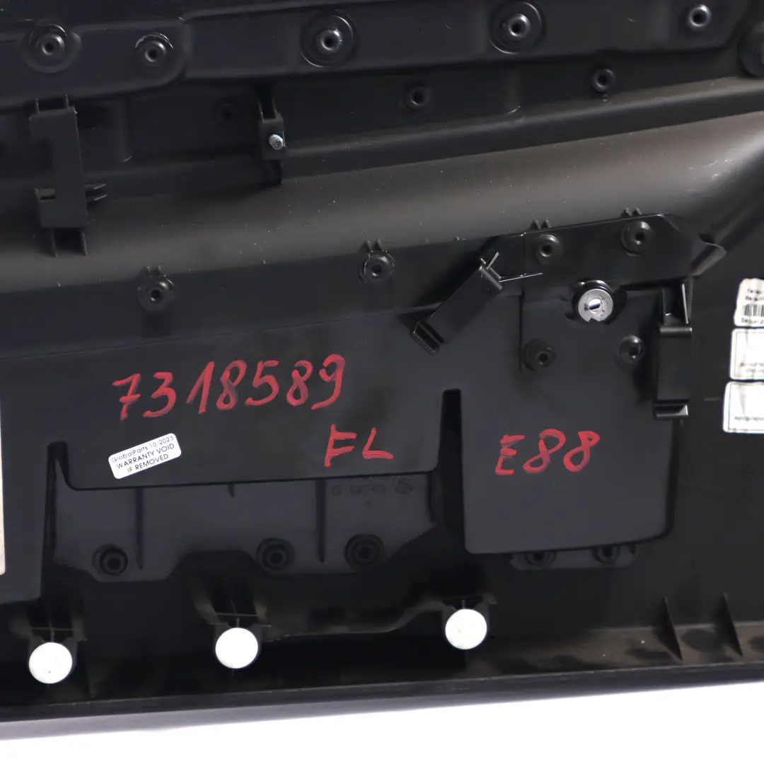 Scheda Porta Anteriore Sinistra Pannello Porta Pelle Boston Grigio Perla per BMW E88 con numero di parte 7318589 BMW E88 Scheda Porta Anteriore Sinistra Pannello Porta Pelle Boston Grigio Perla - SKU 7318589 - Numero di parte 7318589