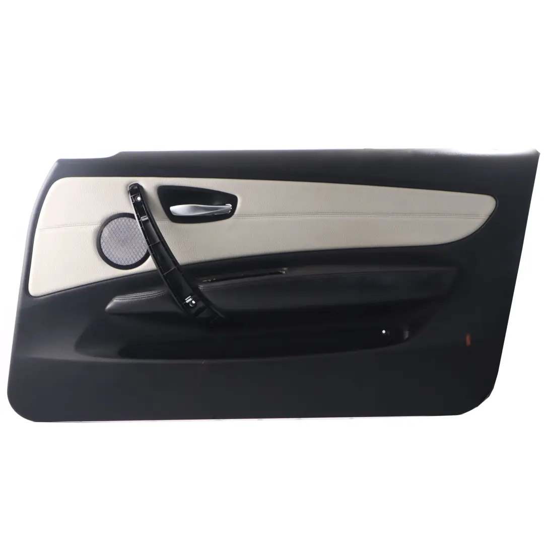 Scheda Porta Anteriore Destra Pannello Porta Pelle Boston Grigio Perla per BMW E88 con numero di parte 7318590 BMW E88 Scheda Porta Anteriore Destra Pannello Porta Pelle Boston Grigio Perla - SKU 7318590 - Numero di parte 7318590