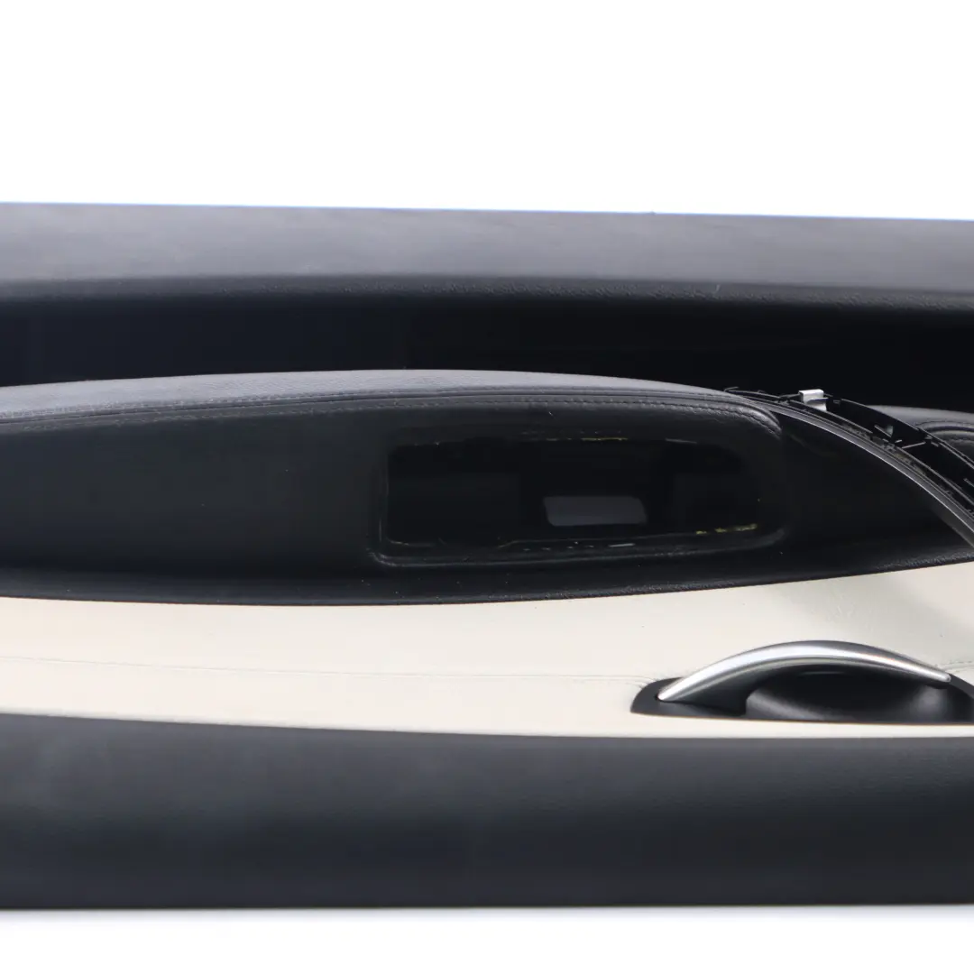 Scheda Porta Anteriore Destra Pannello Porta Pelle Boston Grigio Perla per BMW E88 con numero di parte 7318590 BMW E88 Scheda Porta Anteriore Destra Pannello Porta Pelle Boston Grigio Perla - SKU 7318590 - Numero di parte 7318590