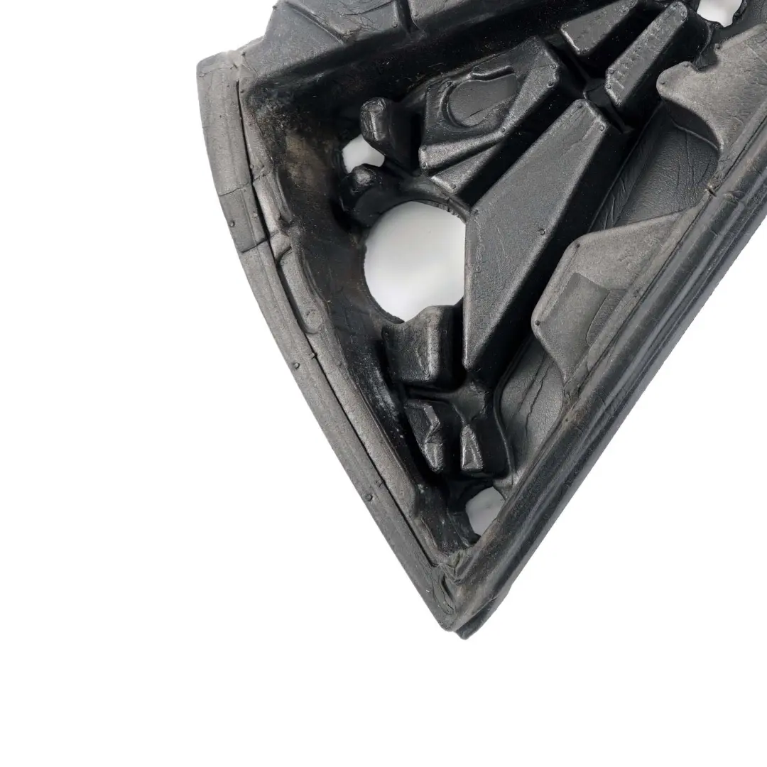 Embellecedor Aislamiento Exterior Espejo Derecho Triangulo para BMW E84 con número de pieza 7318614 BMW E84 Embellecedor Aislamiento Exterior Espejo Derecho Triangulo - SKU 7318614 - Número de pieza 7318614