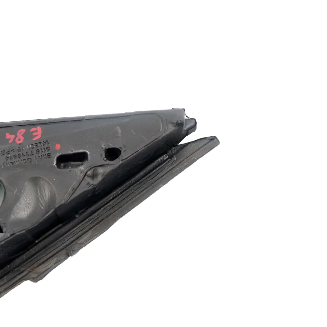 Embellecedor Aislamiento Exterior Espejo Derecho Triangulo para BMW E84 con número de pieza 7318614 BMW E84 Embellecedor Aislamiento Exterior Espejo Derecho Triangulo - SKU 7318614 - Número de pieza 7318614