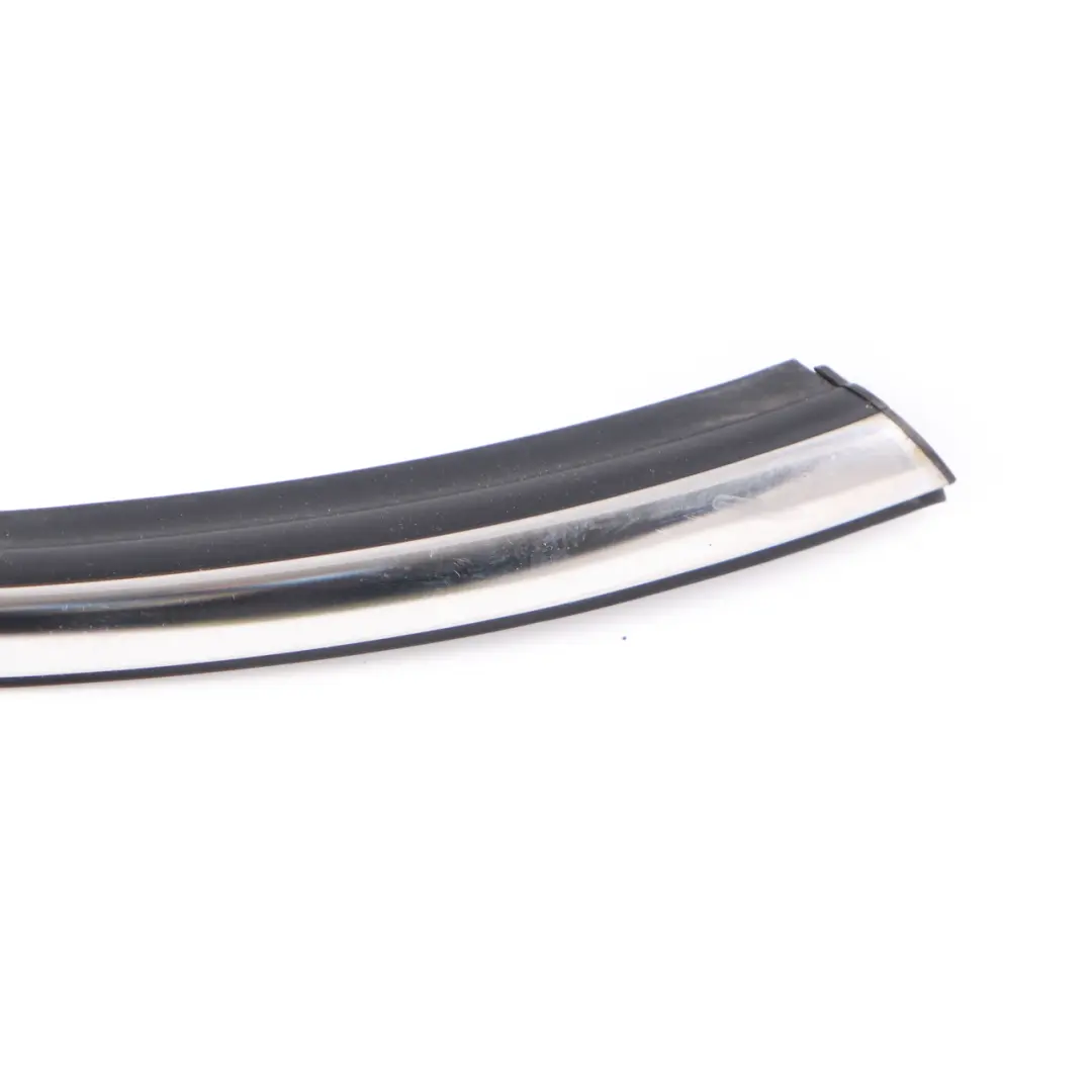 Panel Trasero Izquierdo Moldura Tira Cromo para Mini Cooper R55 con número de pieza 7322527 Mini Cooper R55 Panel Trasero Izquierdo Moldura Tira Cromo - SKU 7322527 - Número de pieza 7322527