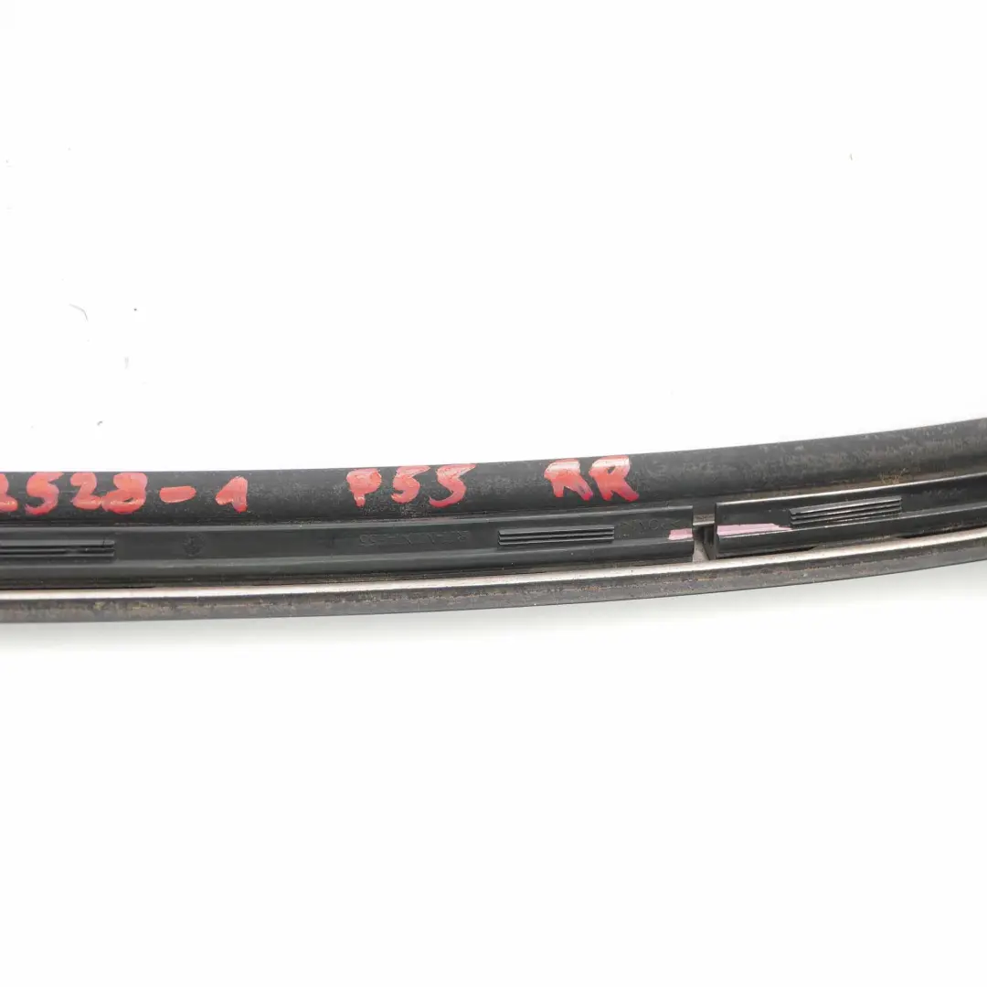 moldura lateral cromada trasera derecha para Mini Cooper One F55 con número de pieza 7322528 Mini Cooper One F55 moldura lateral cromada trasera derecha - SKU 7322528-1 - Número de pieza 7322528