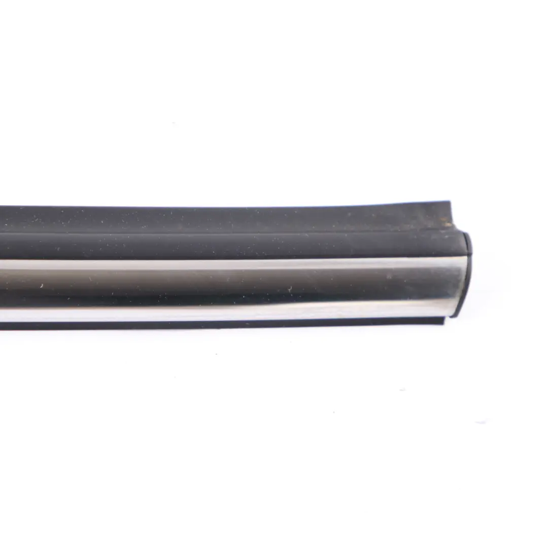 Moldura Trasera Derecha Panel Lateral Cromado para Mini F55 con número de pieza 7322528 Mini F55 Moldura Trasera Derecha Panel Lateral Cromado - SKU 7322528 - Número de pieza 7322528
