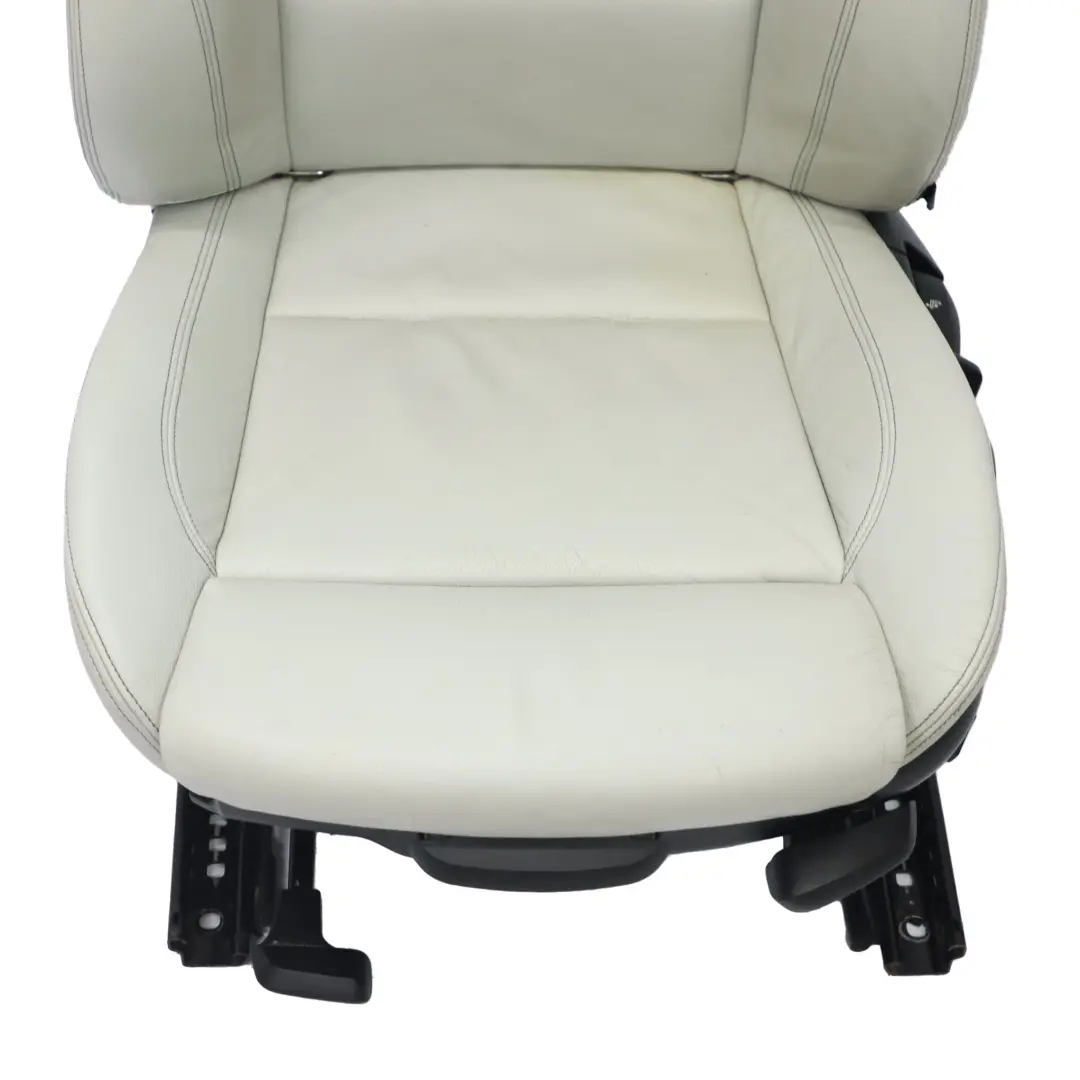 Siège avant M Sport gauche Cuir Boston Perl Gris Contrast Bleu pour BMW E88 à propos du numéro de pièce 7323009 BMW E88 Siège avant M Sport gauche Cuir Boston Perl Gris Contrast Bleu - SKU 7323009 - Numéro de pièce 7323009