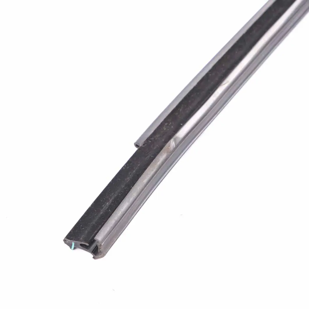 Uszczelka Szyby Drzwi Przednie Lewa Prowadnica do BMW F45 o numerze 7326147 BMW F45 Uszczelka Szyby Drzwi Przednie Lewa Prowadnica - SKU 7326147 - Numer Części 7326147