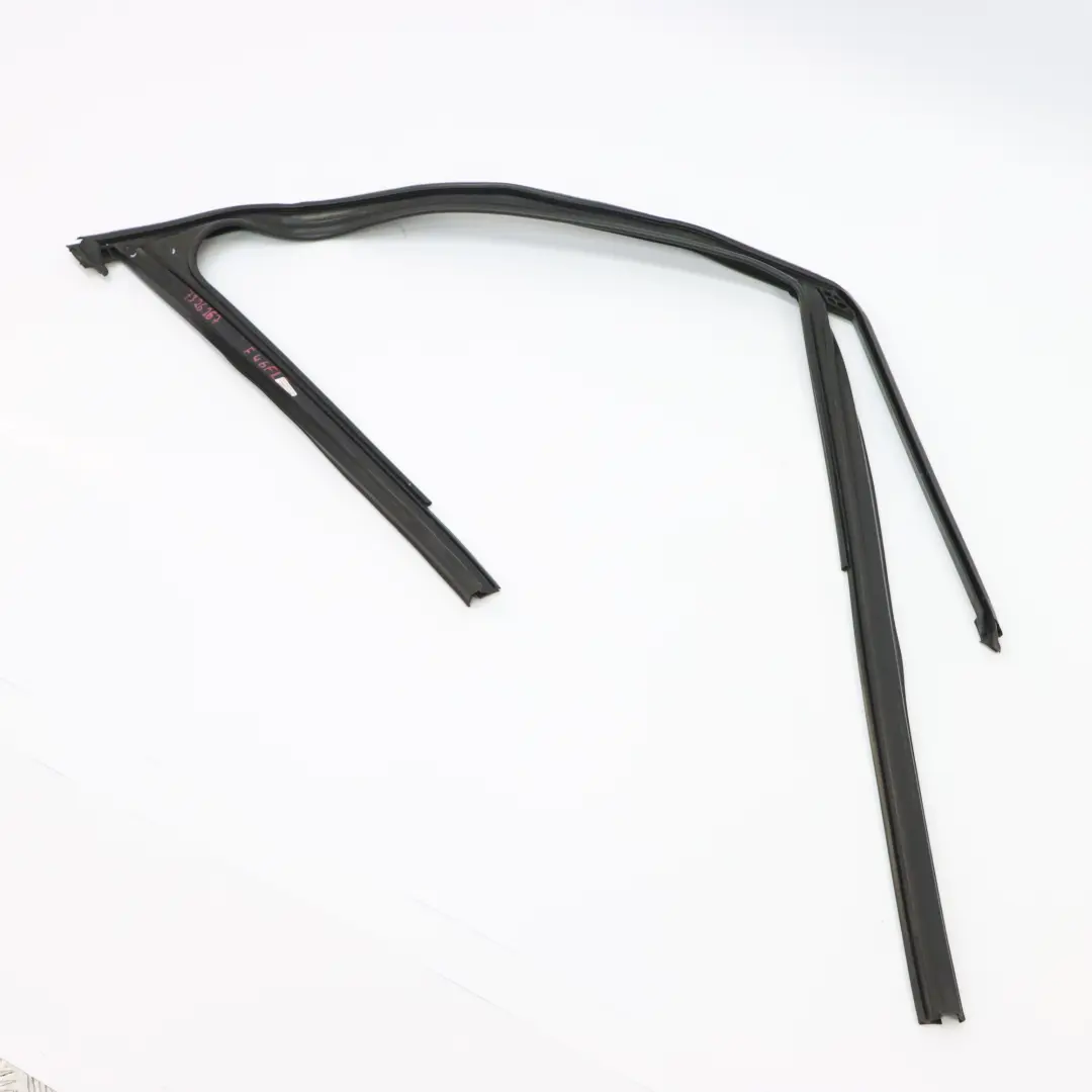 Finestra di tenuta Porta anteriore sinistra Guida Telaio Guarnizione per BMW F46 con numero di parte 7326167 BMW F46 Finestra di tenuta Porta anteriore sinistra Guida Telaio Guarnizione - SKU 7326167 - Numero di parte 7326167