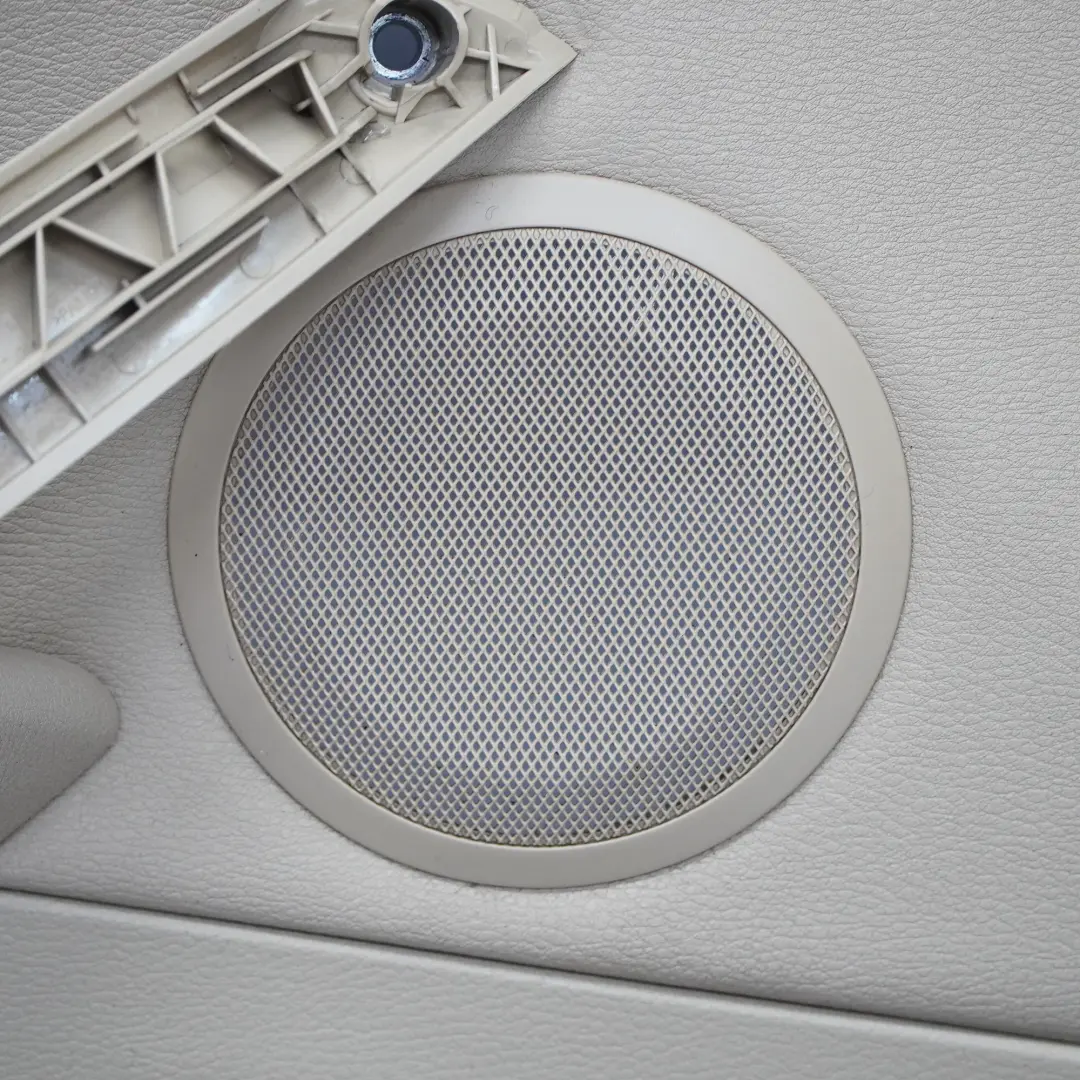 Boczek Drzwi Prawy Przedni Osłona Panel Skóra Nevada Beżowa do BMW X1 E84 o numerze 7327189 BMW X1 E84 Boczek Drzwi Prawy Przedni Osłona Panel Skóra Nevada Beżowa - SKU 7327189-1 - Numer Części 7327189