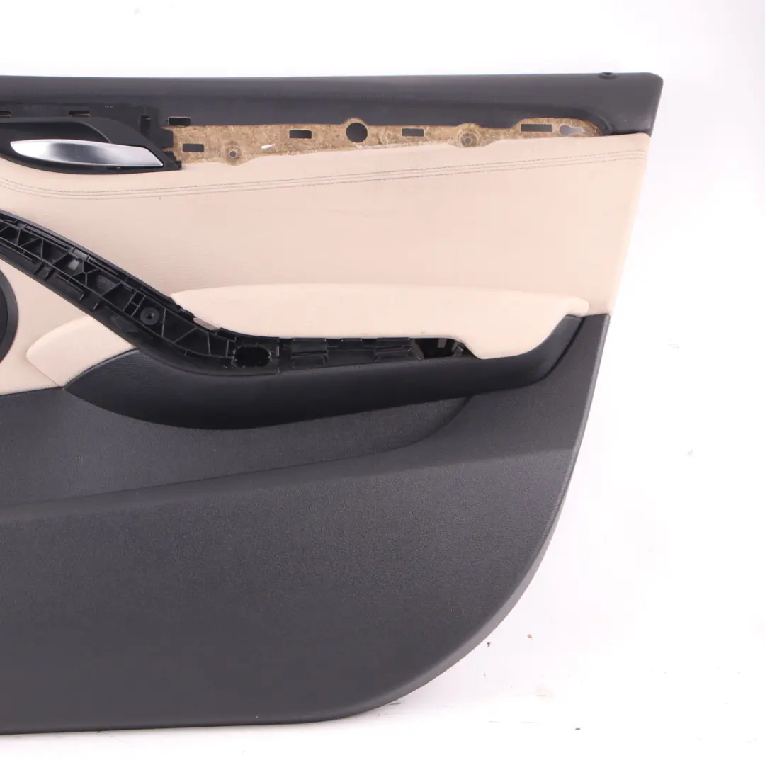 Przednie Obicie Drzwi Skóra Nevada Oyster do BMW E84 o numerze 7327196 BMW E84 Przednie Obicie Drzwi Skóra Nevada Oyster - SKU 7327196 - Numer Części 7327196