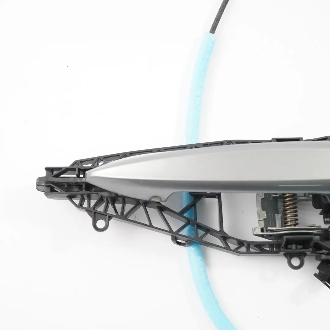 manija de la puerta trasera izquierda fuera espacio agarre gris - A52 para BMW X5 F15 con número de pieza 7328103 BMW X5 F15 manija de la puerta trasera izquierda fuera espacio agarre gris - A52 - SKU 7328103-SCG1 - Número de pieza 7328103